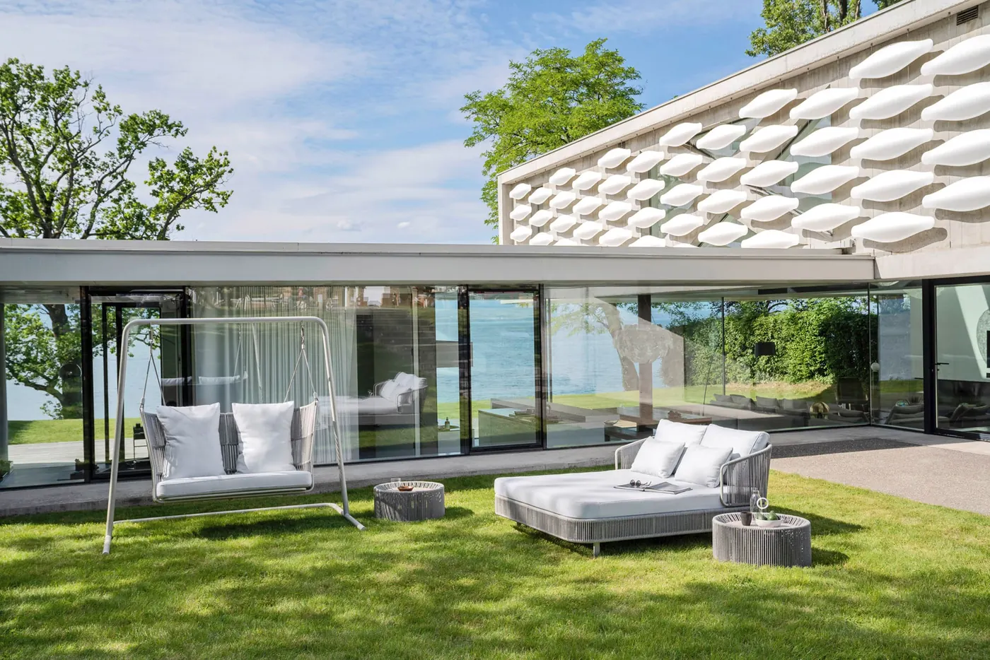 Mediterrane Villa-Terrasse mit Premium-Outdoor-Möbeln